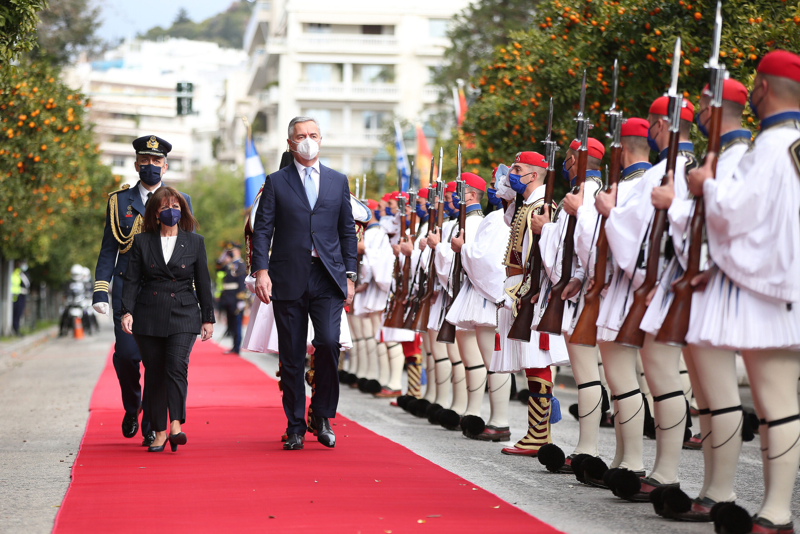 (FOTO/VIDEO) Đukanović dočekan u Atini sa najvišim vojnim i državnim počastima