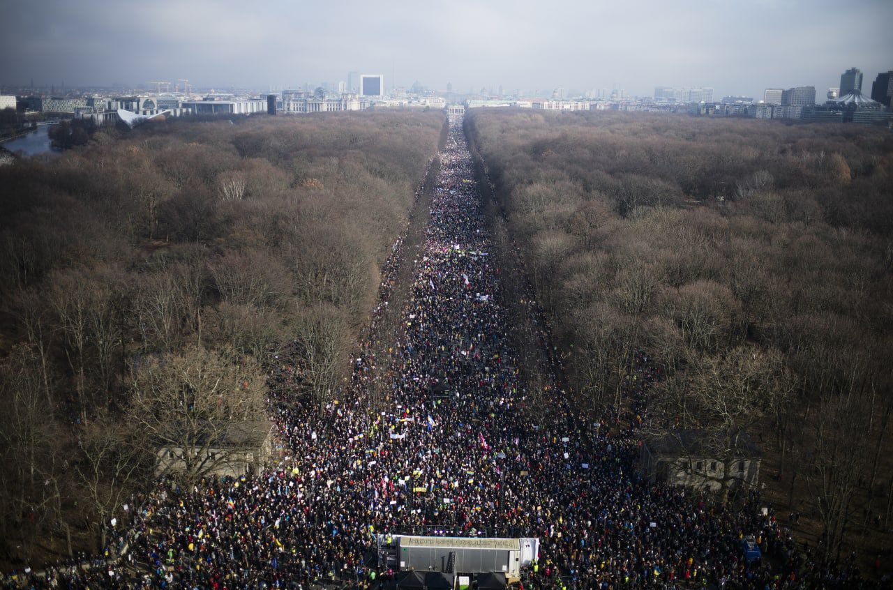 Veliki skup podrške Ukrajini u Berlinu: 100.000 ljudi ispred Brandenburške kapije