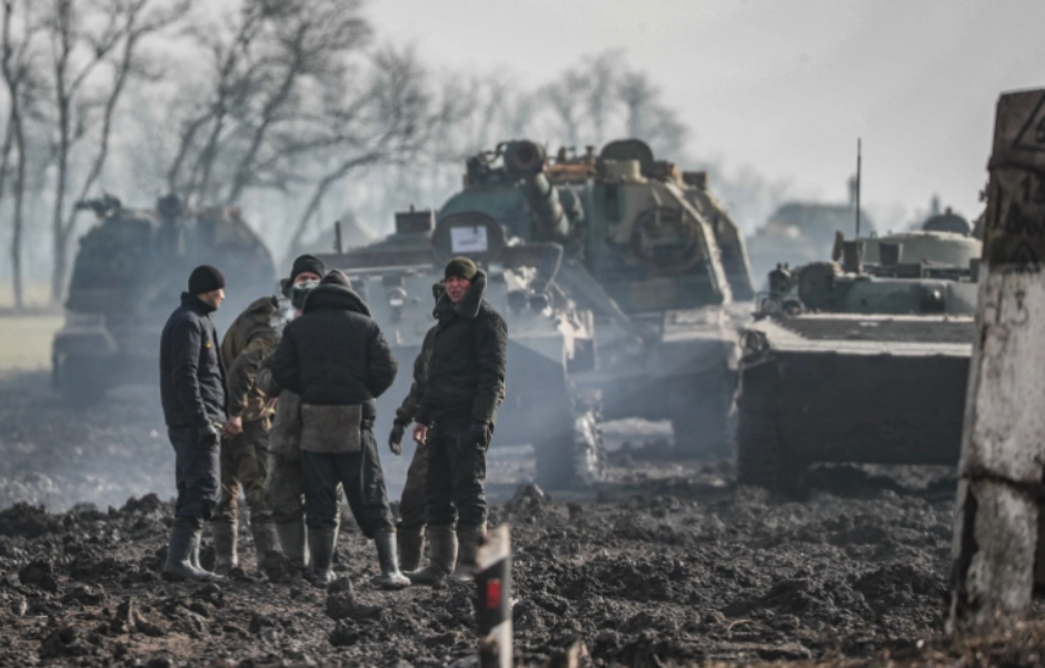 VIDEO: Konvoj kamiona i vojnika na putu ka ukrajinskoj granici; Amerika šalje 800 trupa i 20 helikoptera na Baltik