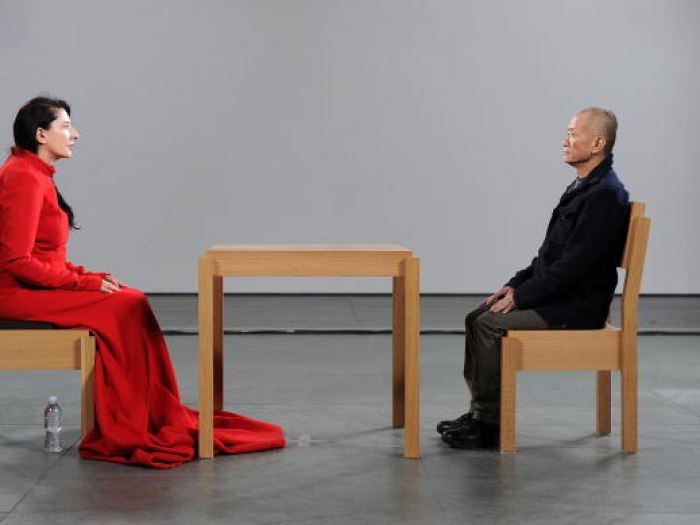 Marina Abramović ponovo izvodi performans &#8220;Umjetnica je prisutna&#8221; za pomoć Ukrajini