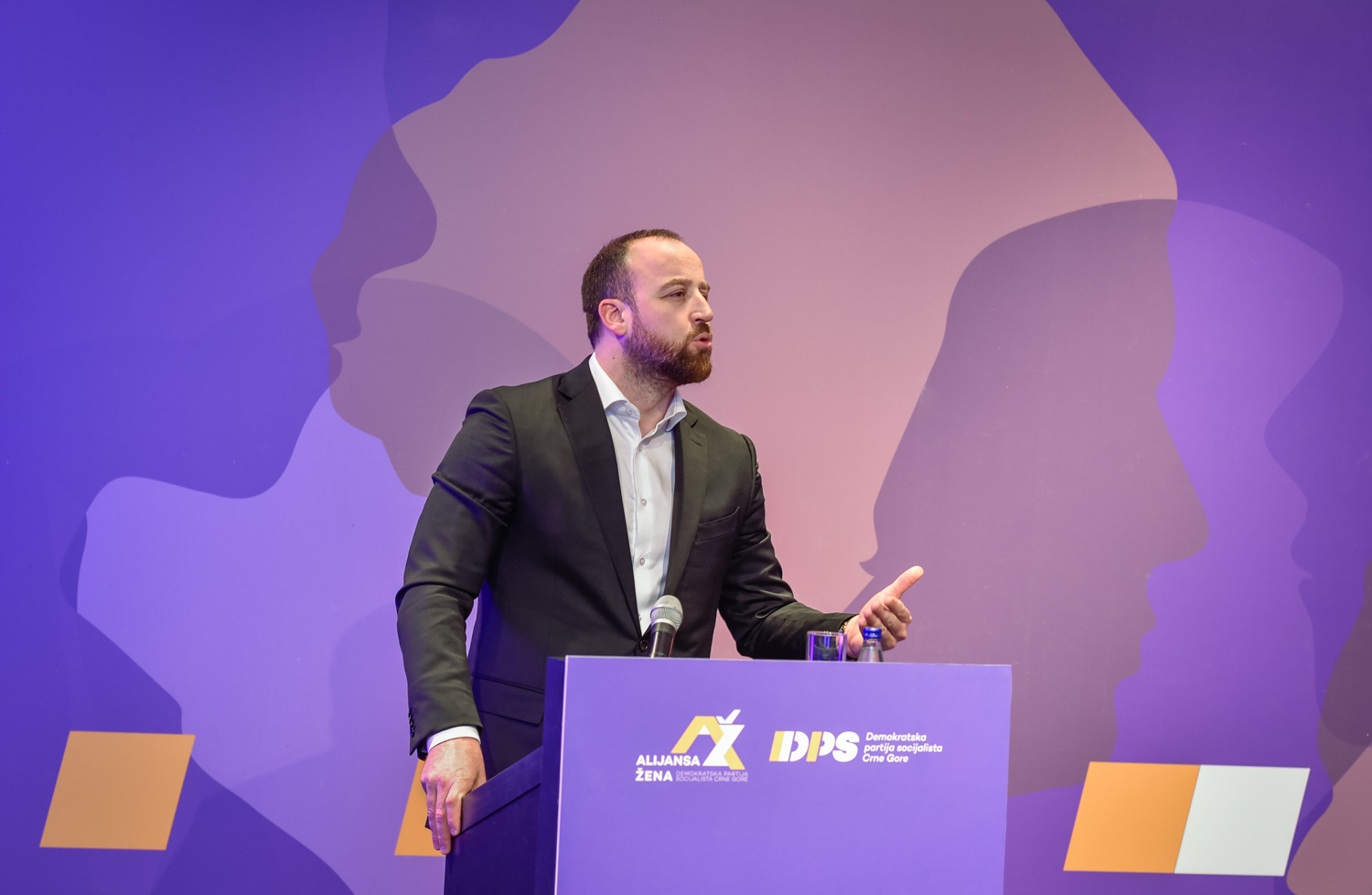 Nikolić: Čelnici odlazeće vlade za račun Srbije pritežu vrat Crnoj Gori