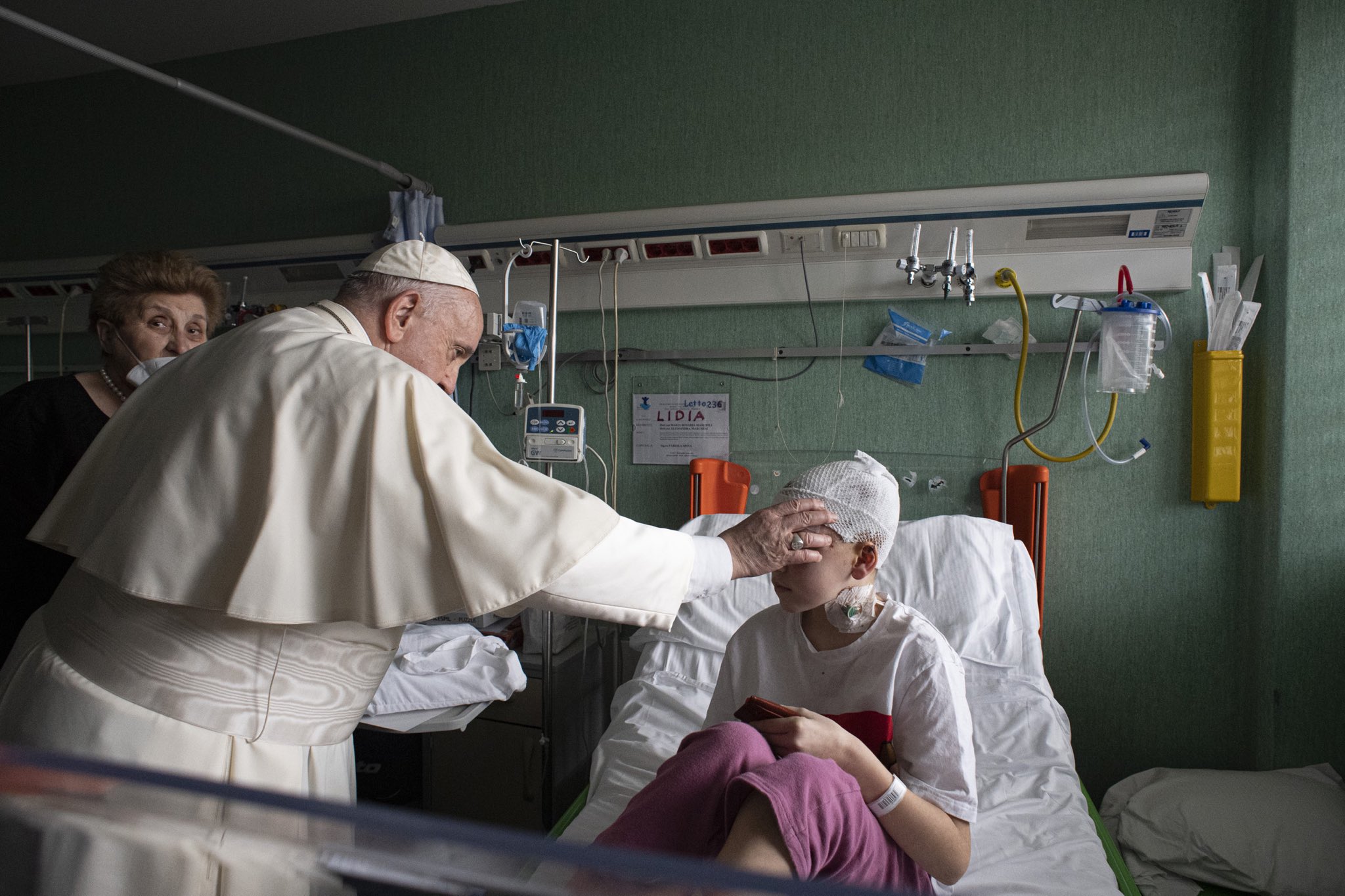 Papa Franjo posjetio ukrajinsku djecu u bolnici u Rimu