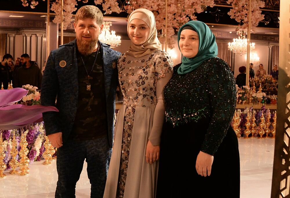 ŽENA RAMZANA KADIROVA rodila je 10 djece, a sama će izabrati njegovu sljedeću suprugu! (FOTO)