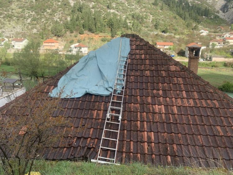 Prve fotografije kuće stradale Elmire, na koju se obrušila stijena tokom potresa