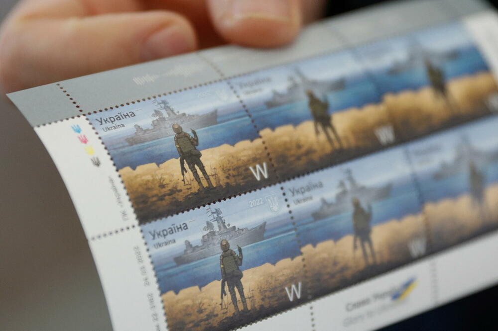 Planula ukrajinska poštanska marka sa srednjim prstom Moskvi