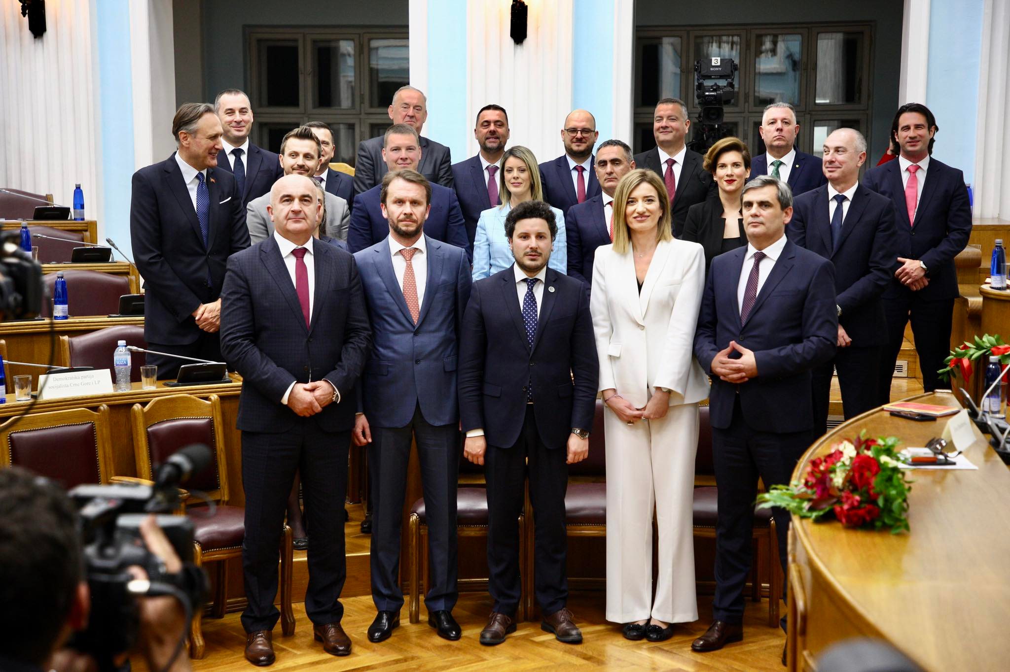 (FOTO I VIDEO) Skupština izglasala 43. Vladu Crne Gore; Abazović premijer