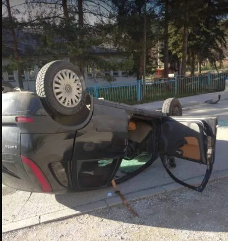 Saobraćajna nezgoda u Pljevljima: Vozilo završilo na krovu, ima povrijeđenih