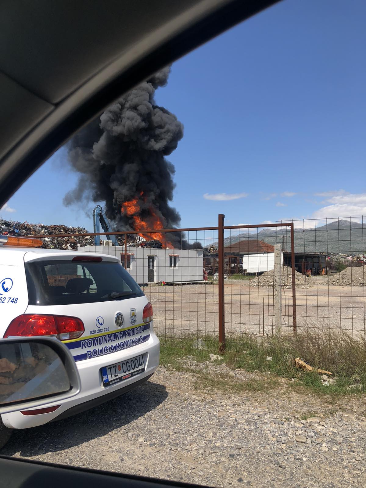 FOTO: Veliki požar na auto-otpadu u Tuzima, čuju se i eksplozije, sumnja se da ima i opasnog otpada