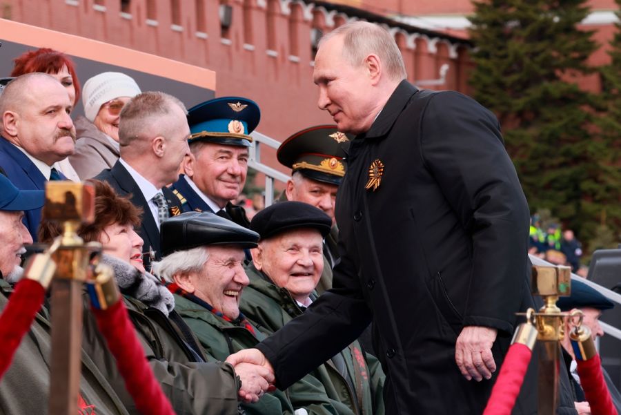 FOTO: Putin se za vrijeme parade u Moskvi pokrivao ćebetom, kakvo je njegovo zdravstveno stanje ?