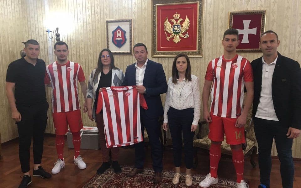 Bivši igrači Lovćena donirali dresove prvom timu