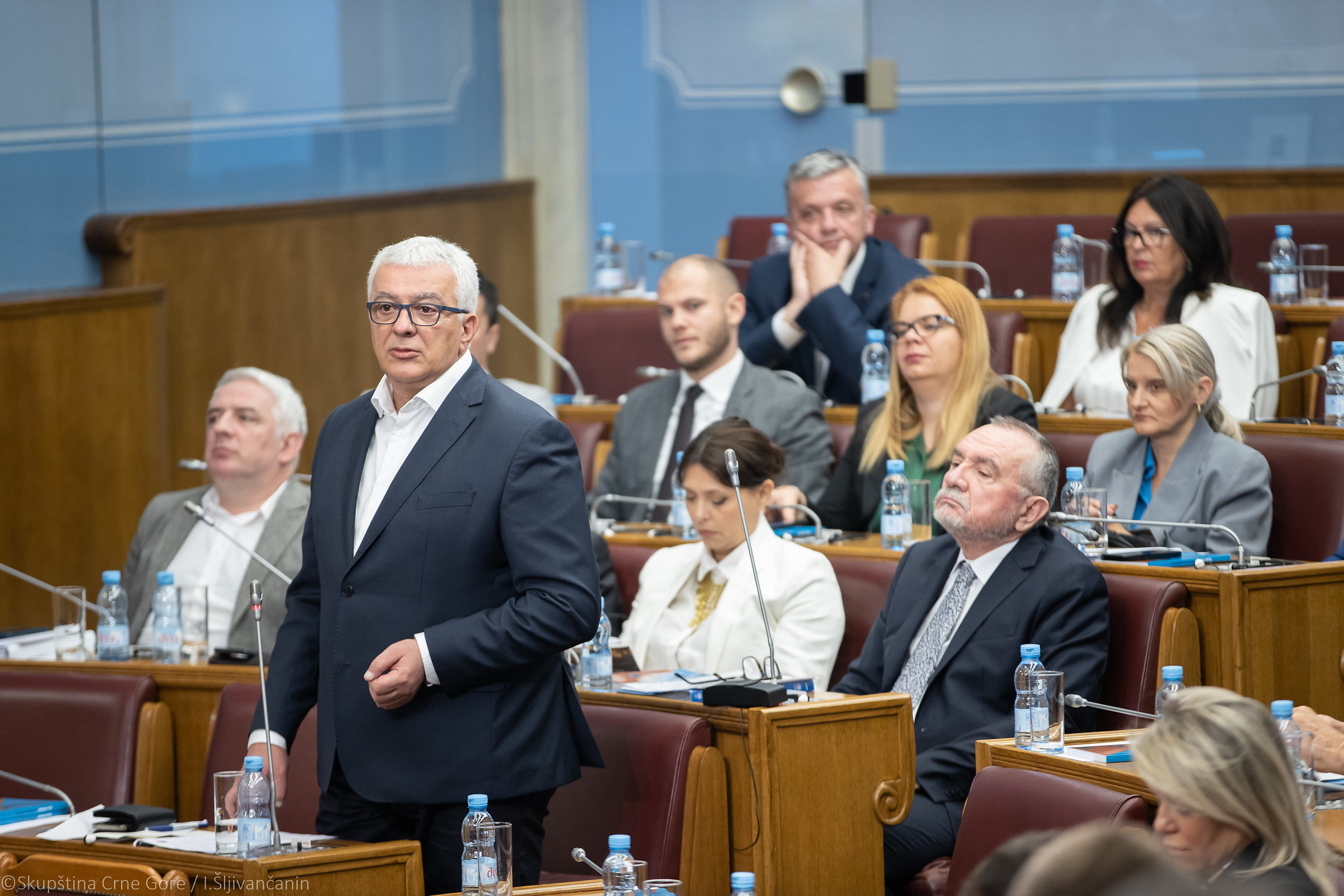 DF bi neustavno da razriješi Đukanovića u parlamentu