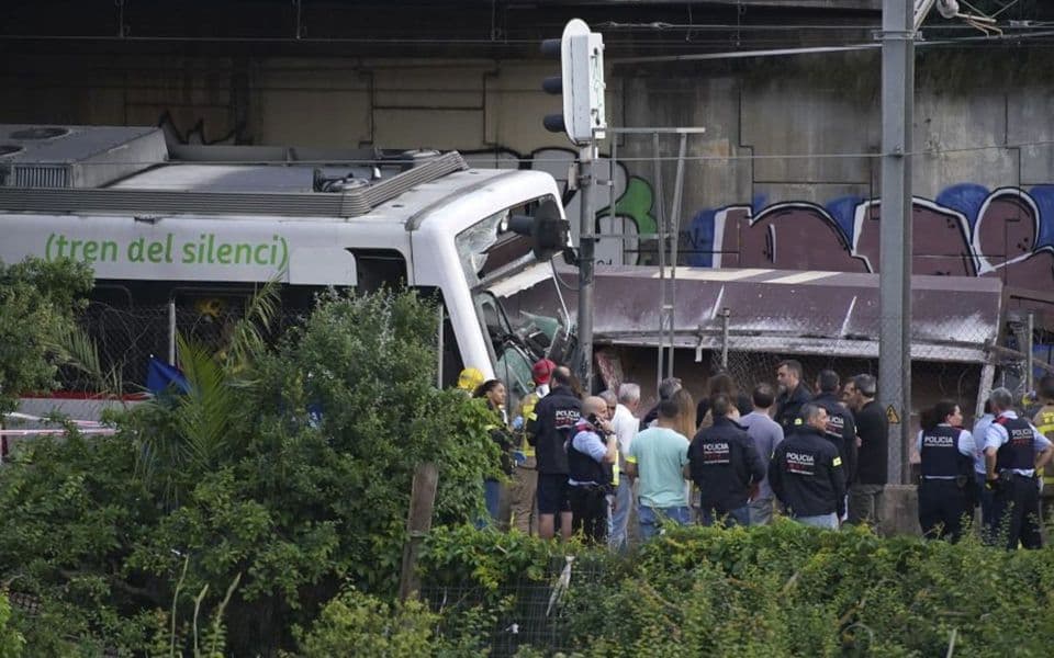Sudar dva voza u Španiji, mašinovođa stradao, 85 osoba povrijeđeno