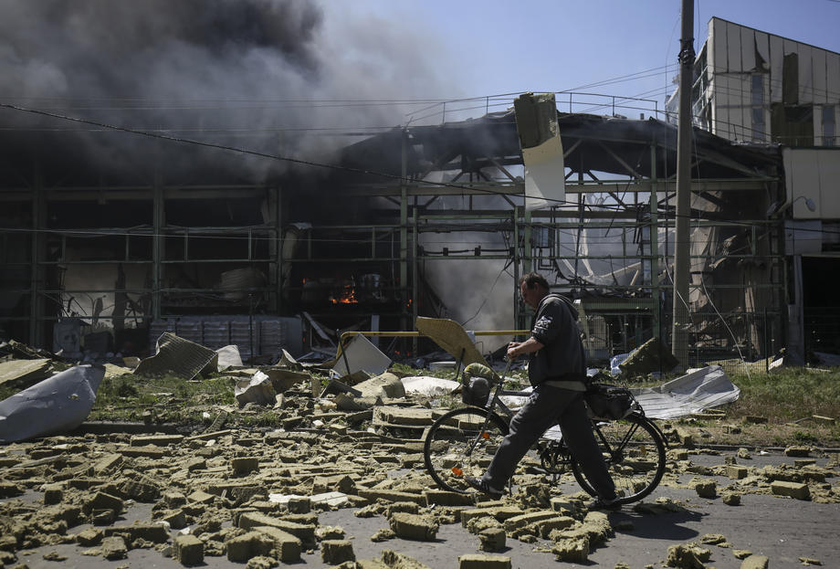 Ukrajinac pobjegao iz bombardovanog Sjeverodonjecka na biciklu