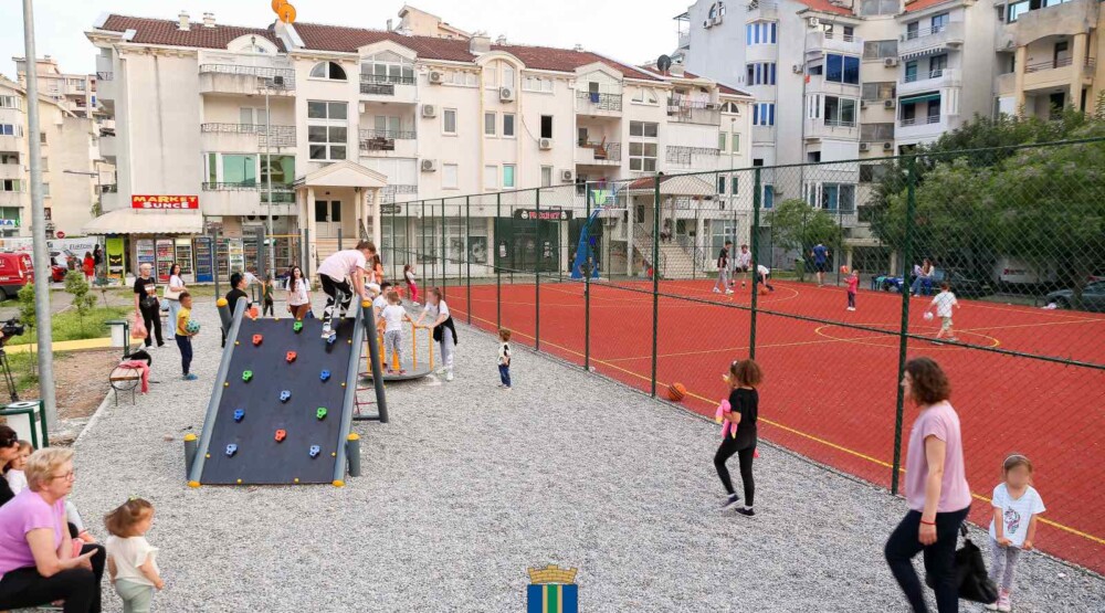 Obnovljen košarkaški teren sa dječijim igralištem u Makedonskom naselju u Baru