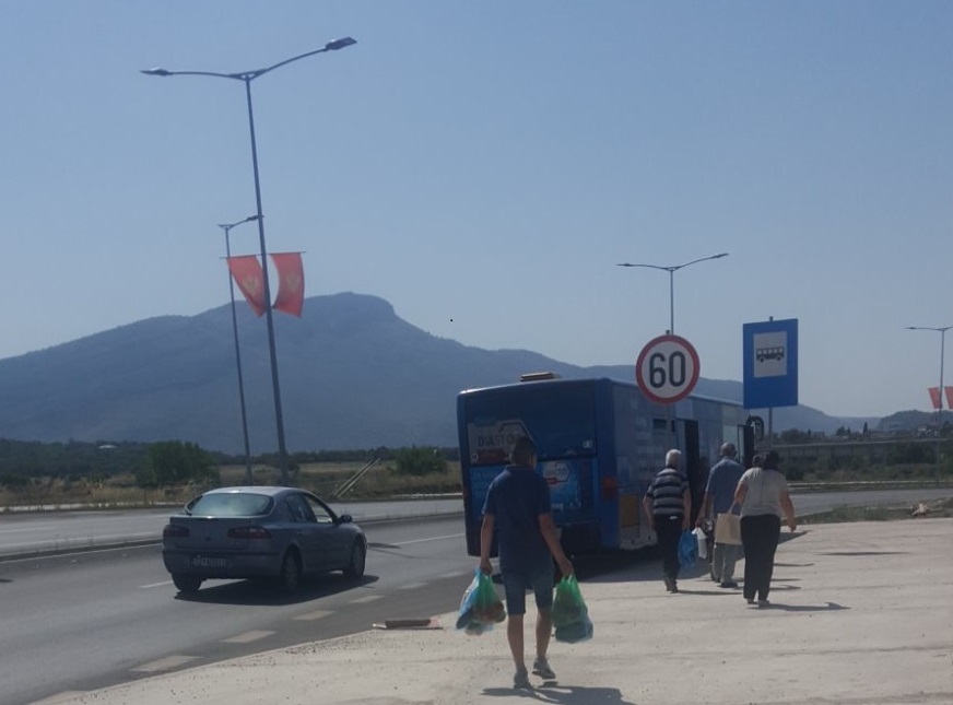 PRESIJEDANJE NA GRANICI OPŠTINA: Vozač i putnici jednim autobusom do Cijevne drugim do Tuzi, isti režim i do Podgorice