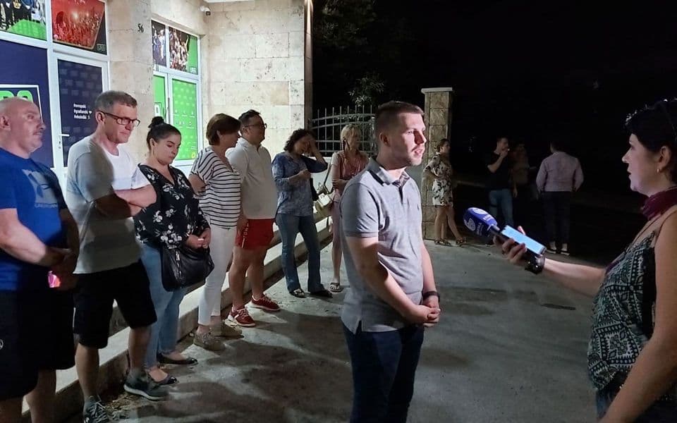 Grupa građana zbog Temeljnog ugovora protestuje ispred sjedišta URE