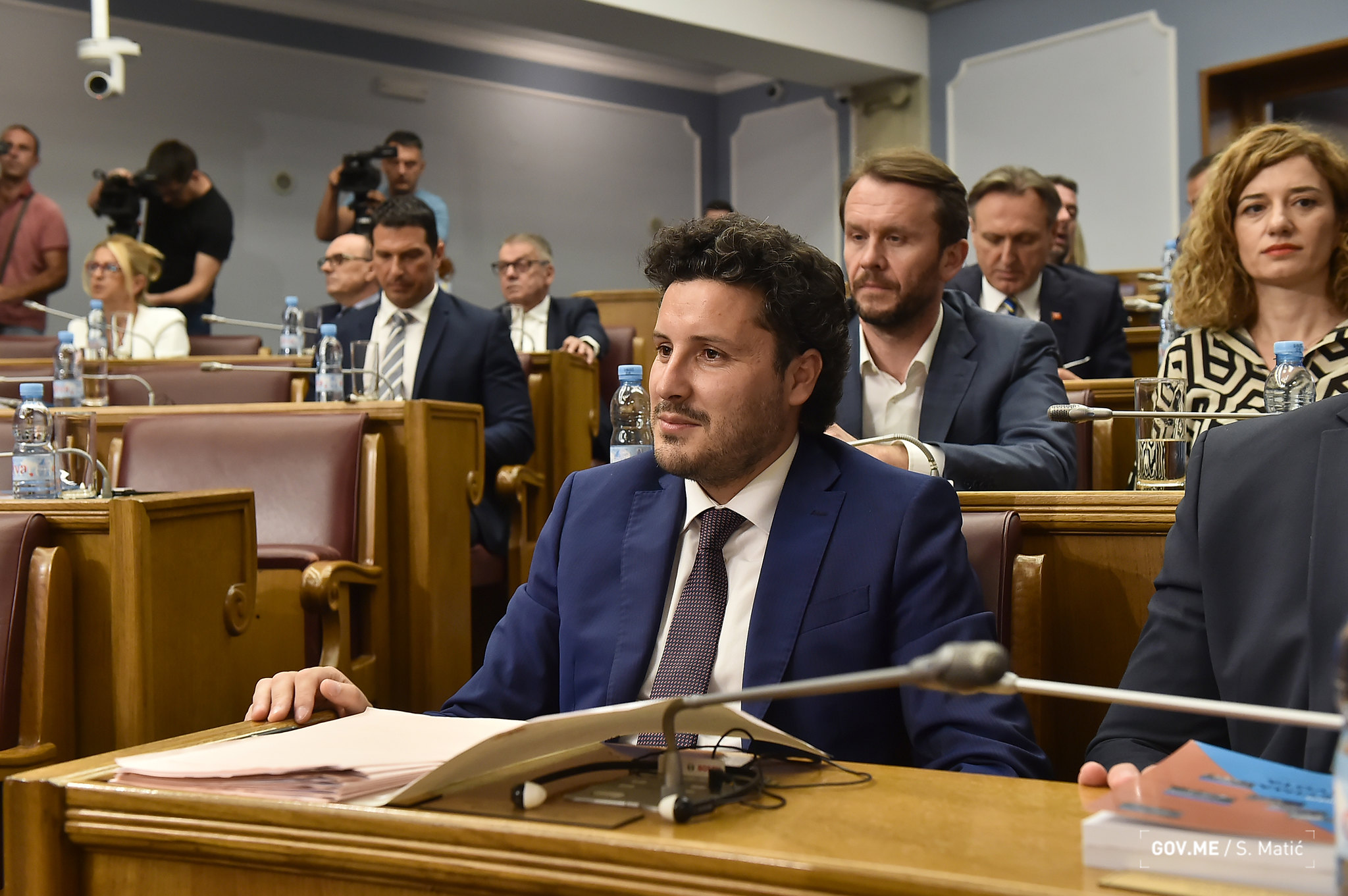 Na koljenima i 43. Vlada