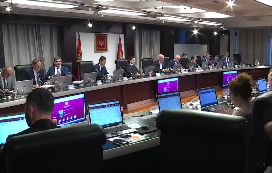 USVOJEN PREDLOG ZAKONA O POPISU, Rade Vojvodić novi direktor UIKS-a, akcize na gorivo se smanjuju za dodatnih 10 odsto