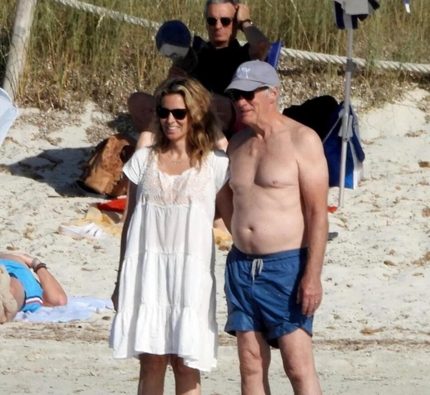 RIČARD GIR sa 33 godine mlađom suprugom uživa na plaži! (FOTO)