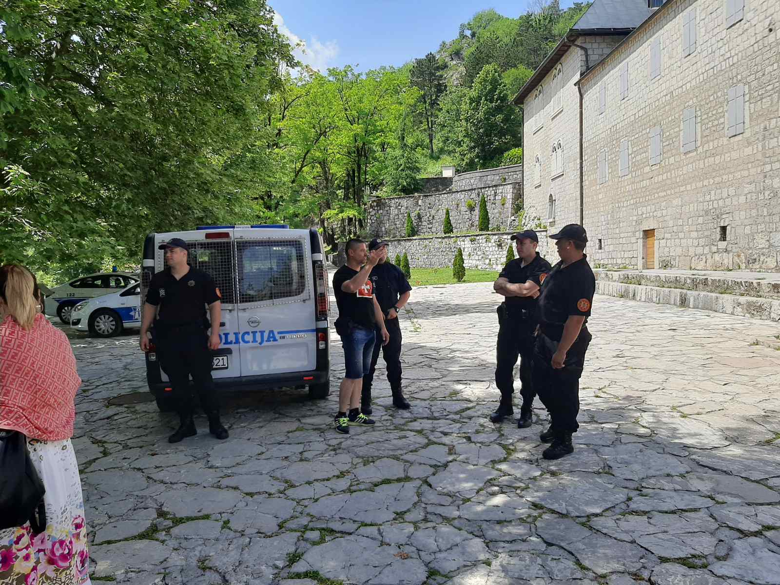 (Video)Incident u Cetinjskom manastiru: Sveštenik nasrnuo na Maju Miličković