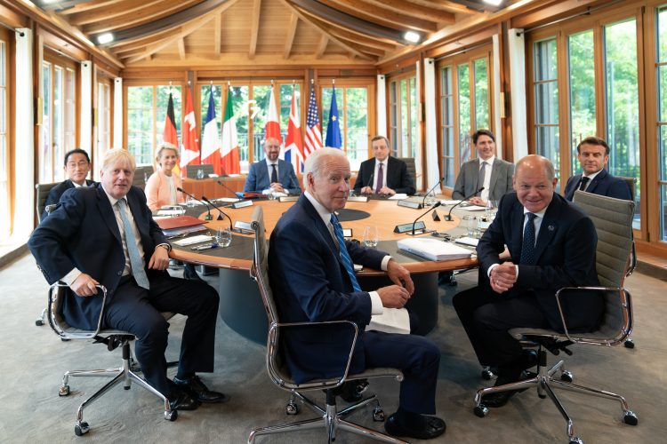 Lideri G7 ismijavali Putina: I mi moramo da pokažemo grudi