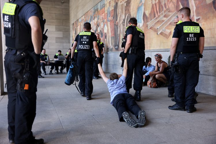 Protest u Berlinu zbog G7, aktivisti traže da najbogatiji otpišu dug siromašnih