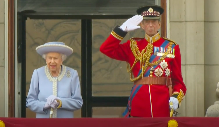 Kraljica sa balkona palate pozdravila Britance