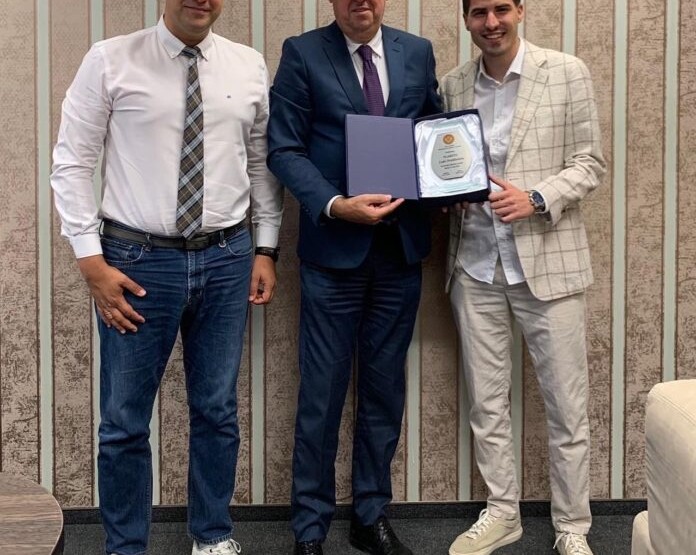 Lalošević uručio plaketu Draškoviću: Pravi predstavnik mlade generacije šahista