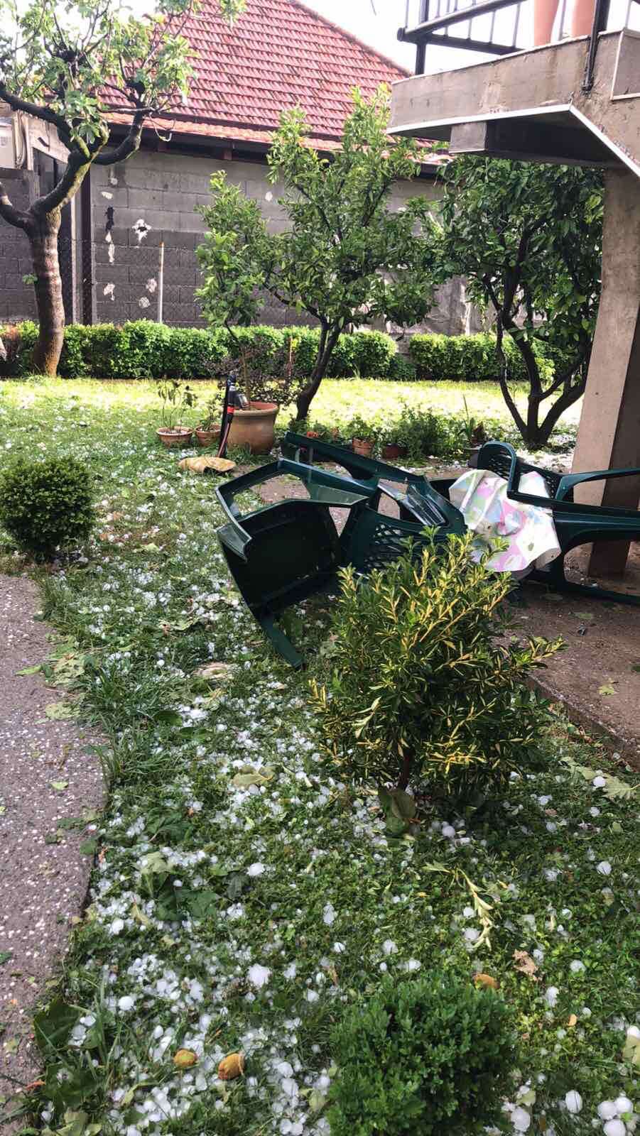 (VIDEO, FOTO) OLUJA i GRAD u Podgorici nosili sve pred sobom, stablo palo na automobil, poplavili Delta i Waikiki