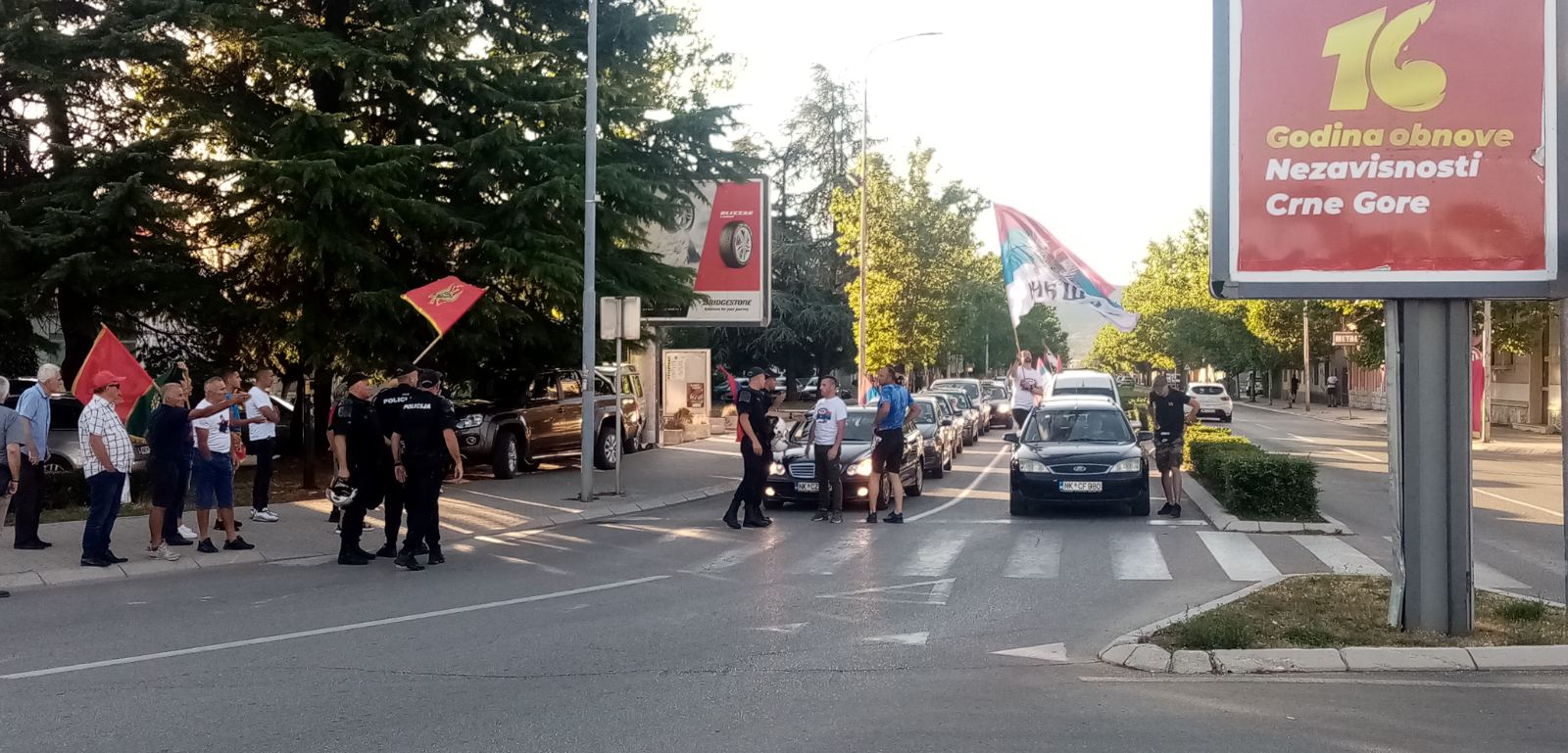 (FOTO/VIDEO)Sukobi u Nikšiću: Policija bacila suzavac na Patriote, građani sa trobojkama otišli sa mjesta incidenta