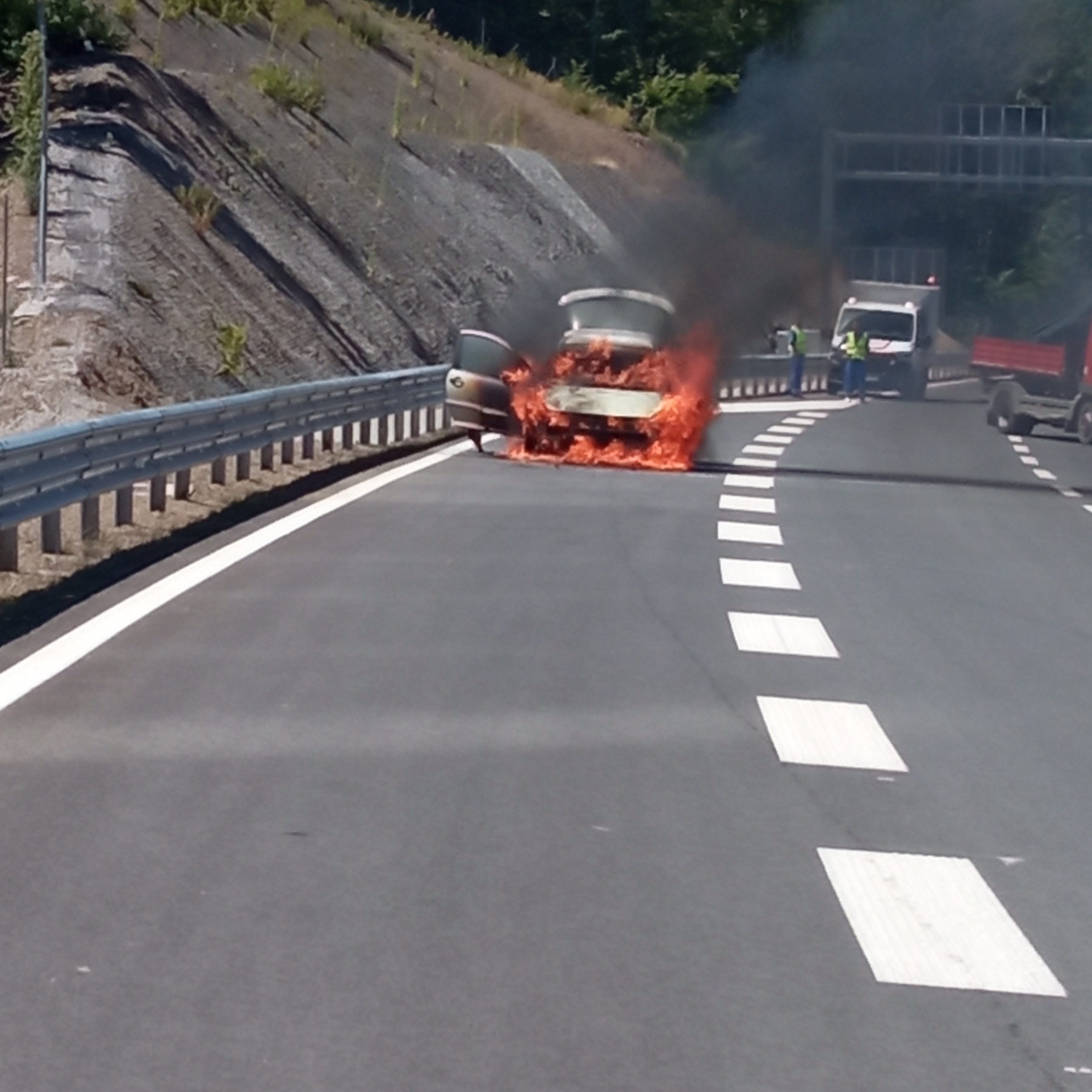 Zapalio se “pežo” na novootvorenom auto-putu: Svi putnici dobro, auto potpuno uništeno