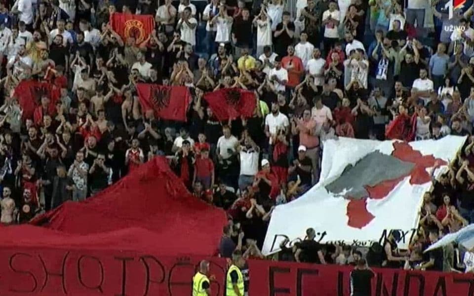 U Prištini istakli mapu podijeljene Crne Gore uz natpis &#8220;vi ste sljedeći&#8221;