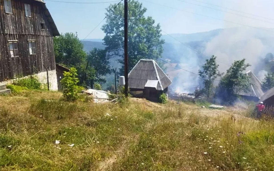 Pljevlja: Palio sijeno pa izazvao požar, stradala dva objekta