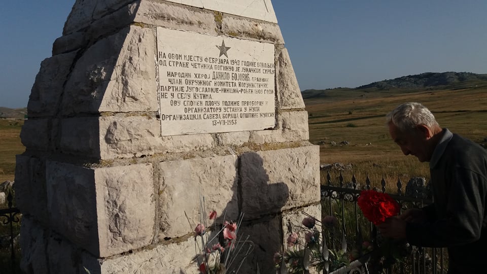 Članovi NVO Zagrad Montenegro položili cvijeće na spomenik narodnog heroja Danila Bojovića