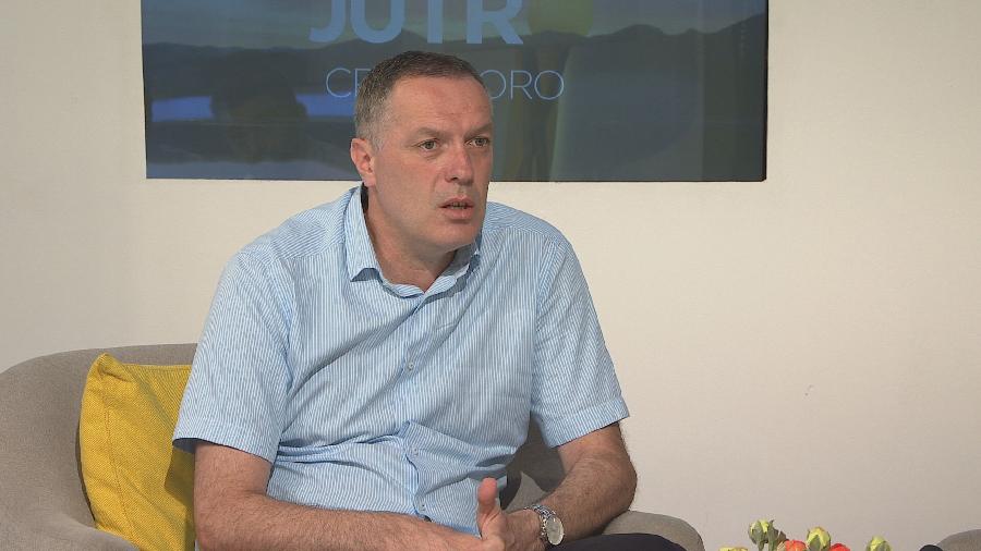 Božović: Zaključene trojke prepravljaju u petice, Luče šteluju sa vrlo dobrog na odličan