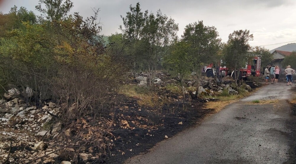 Požar na stubu od struje u mjestu Goljemade, prijetio i kućama