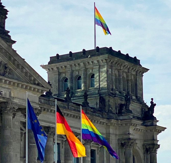 Prajd u Berlinu, LGBT zastave i na zgradi Bundestaga