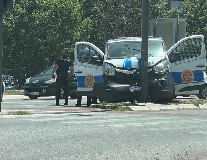 STANDARD SAZNAJE: Udes u ulici Crnogorskih serdara- oštećeno vozilo Interventne jedinice policije