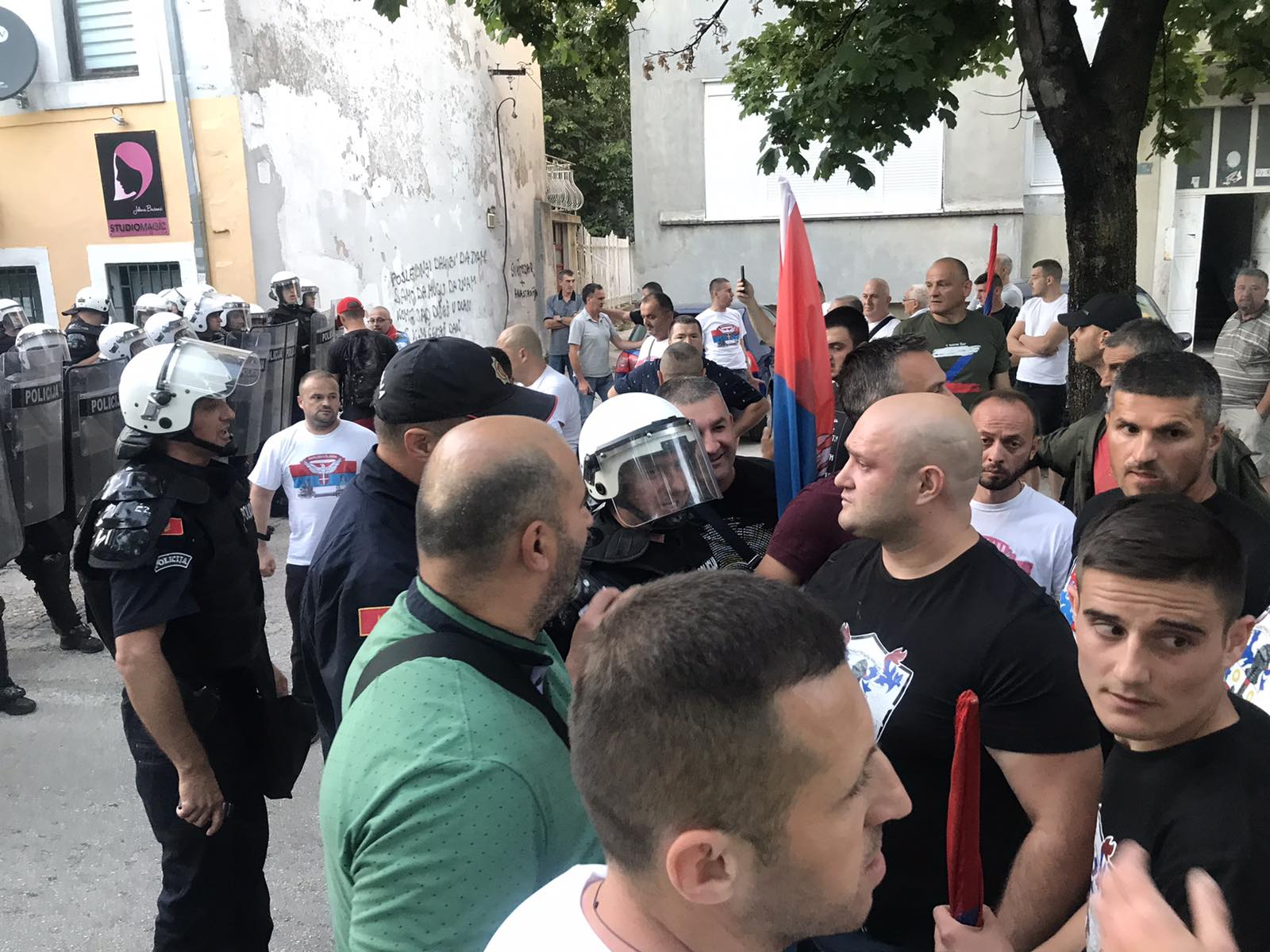 (VIDEO)Pogledajte hronologiju događaja u Nikšiću: Provokacije, srpski ekstremisti, suzavci, batinanje&#8230;