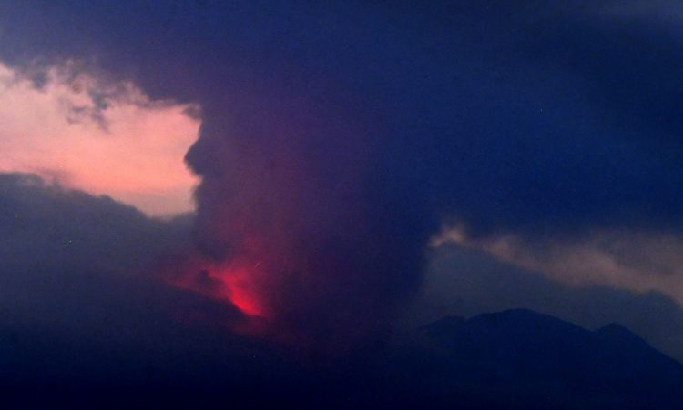 Erupcija vulkana Sakuradžima u Japanu, u toku evakuacija stanovnika