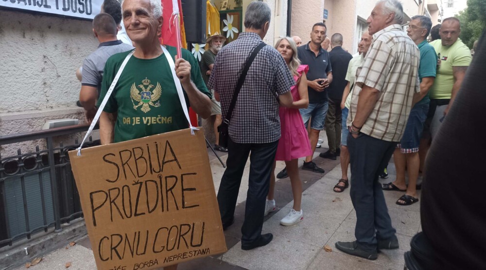(VIDEO) Nikšićani krenuli na protest ispred Vlade