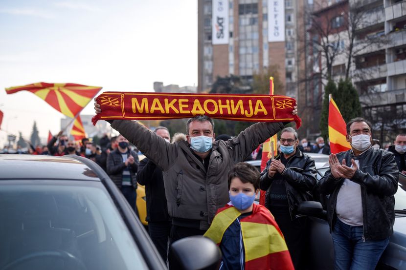 Demonstranti u Skoplju probili zaštitnu ogradu i gađali zgradu Vlade
