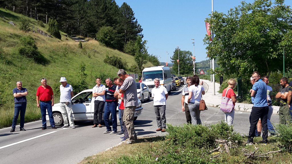 Bivši radnici &#8220;Vektre Jakić&#8221; blokirali saobraćajnicu jer Vlada nastavlja da ignoriše njihove zahtjeve
