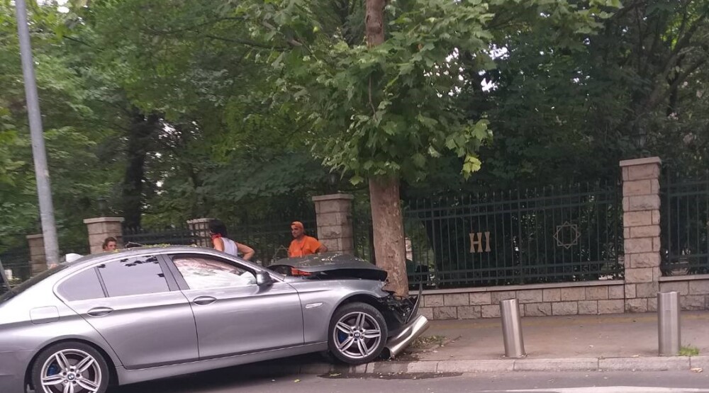 Saobraćajna nezgoda kod Kraljevog parka, automobil udario u stubić na trotoaru