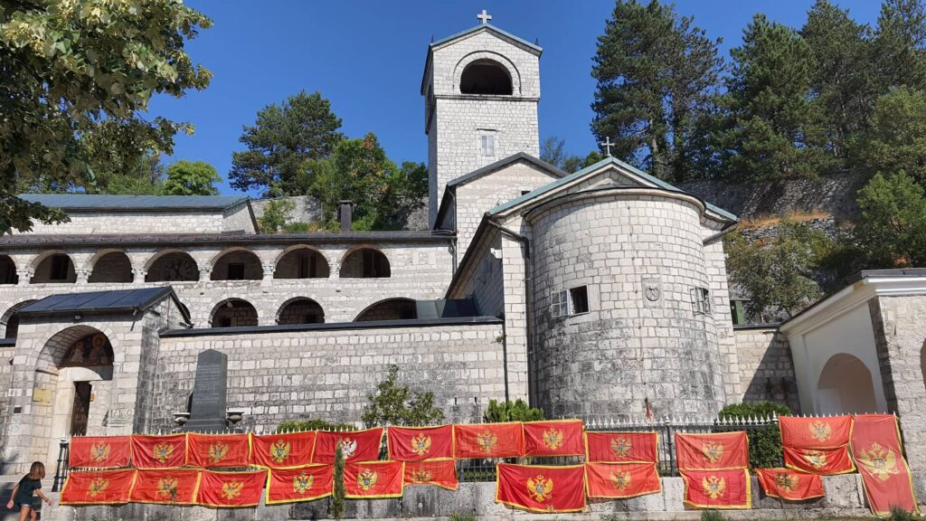 Građani: Zastave će biti uklonjene kada se sa crkve Sv. Nikole u Kotoru skloni trobojka sa četiri ocila