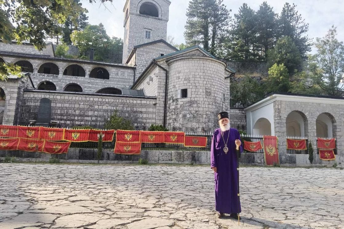 Mitropolit CPC Mihailo ispred Cetinjskog manastira, građani i dalje postavljaju zastave