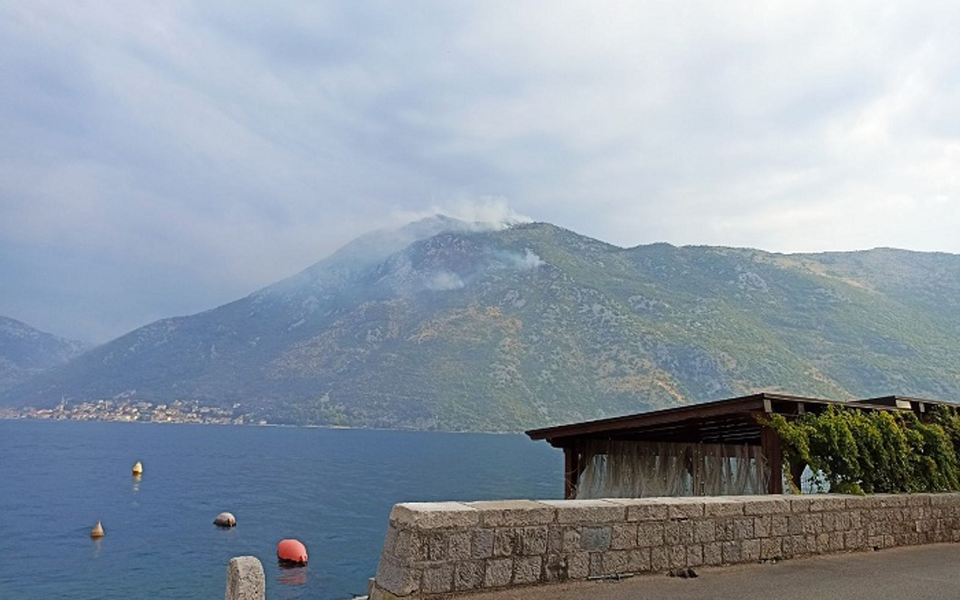 I dalje aktivna dva požara na nepristupačnom terenu u Kotoru, poslat zahtjev za pomoć iz vazduha
