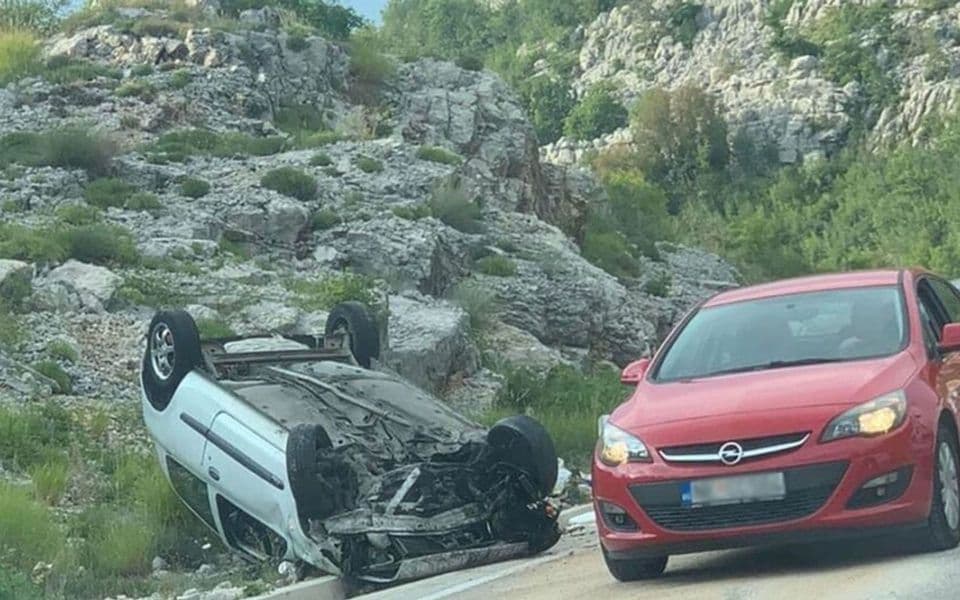 Automobil se prevrnuo na krov, dvoje povrijeđenih