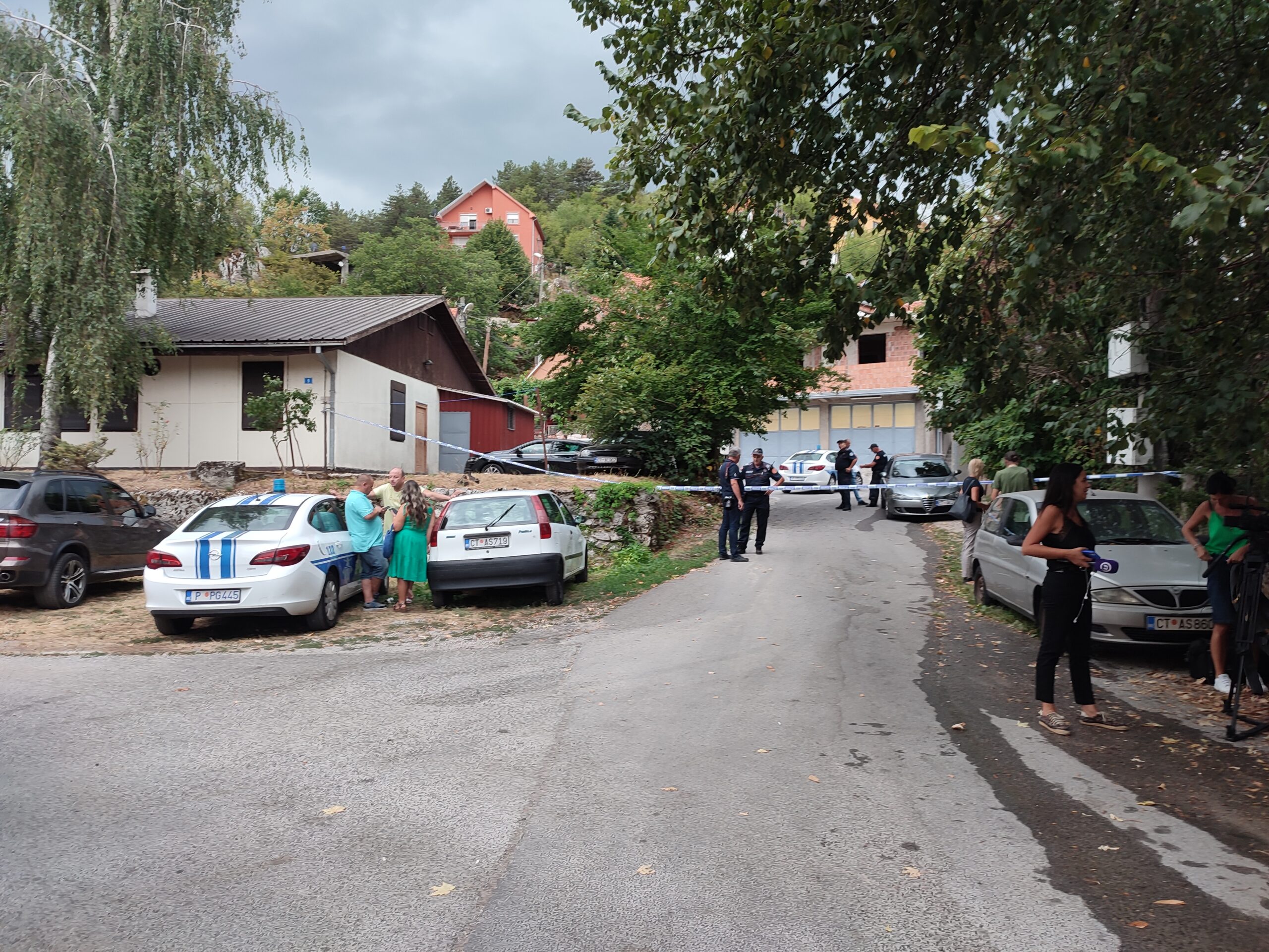 NOVI DETALJI KRVAVOG PIRA NA CETINJU: Očevici tražili oružje od policije da pucaju na ubicu koji je umislio da mu komšije bacaju mađije