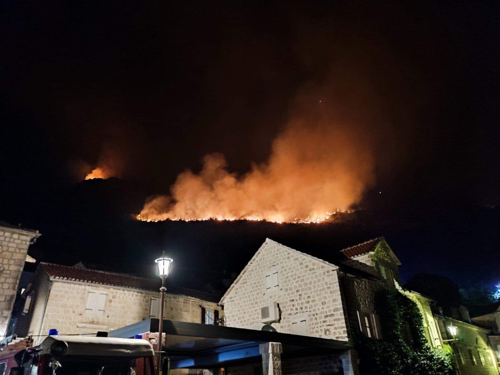 BRDO IZNAD PERASTA: Vatrogasci cijelu noć dežurali da vatra ne dođe do kuća